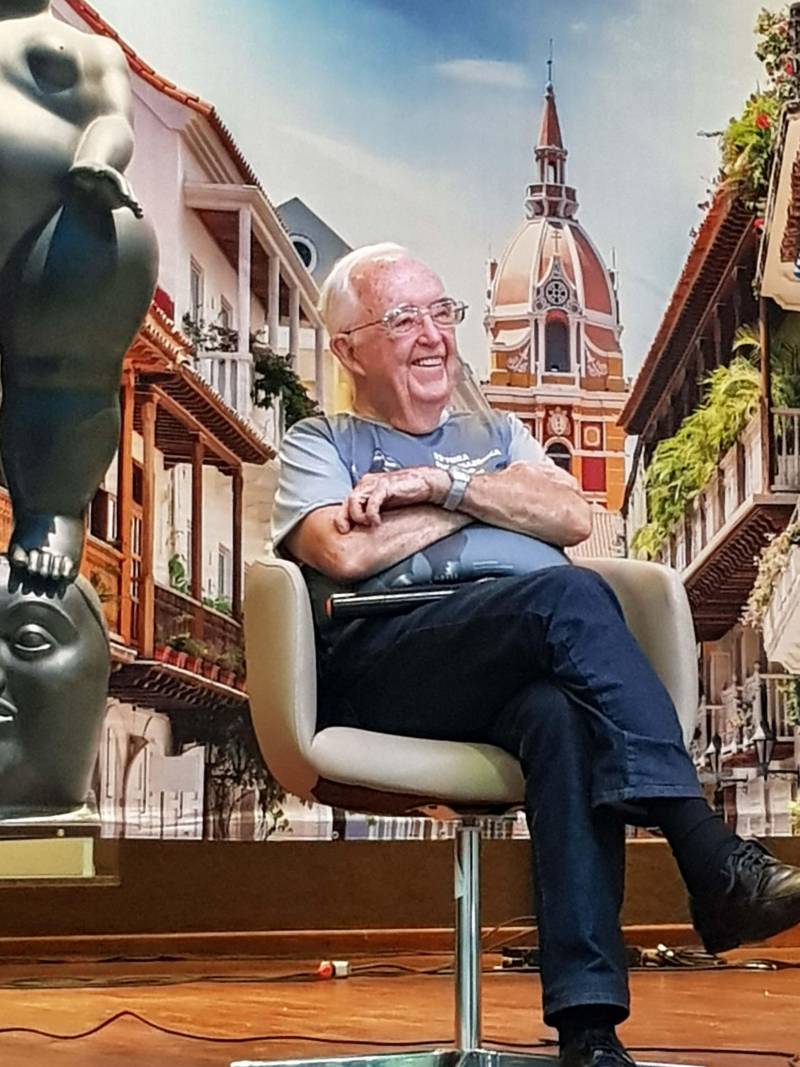 O quinto dia do Salão do Livro do Sul e Sudeste do Pará, realizado pela Secretaria de Estado de Cultura (Secult) em Marabá, foi um dos mais aguardados por profissionais ligados à educação, devido à presença no Papo Cabeça e no Encontro Literário do professor Celso Antunes (foto), autor de centenas de livros didáticos, muitos dedicados à temática da educação. A importância de ler, a maneira de exercitar a memória e a formação dos professores foram temas abordados pelo escritor. “Assim como os músculos aumentam no tamanho da proporção, acontece com a mente. Se você exercita sua memória, sua linguagem, seus pensamentos, aquilo vai progredindo de uma forma extraordinária. Pense que a sua inteligência está no patamar que você a deixou”, frisou.
FOTO: KÉLIA SANTOS / ASCOM CRGSP
DATA: 02.05.2018
MARABÁ - PARÁ <div class='credito_fotos'>Foto: KÉLIA SANTOS / ASCOM CRGSP | <a href='/midias/2018/originais/217be9fc-5bab-45f7-8622-47db0ad26756.jpg' download><i class='fa-solid fa-download'></i> Download</a></div>