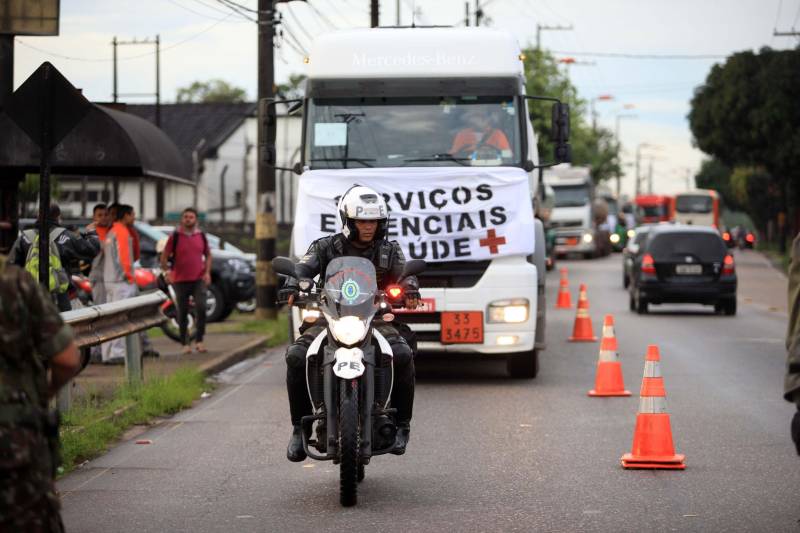A Secretaria de Estado de Segurança Pública e Defesa Social (Segup) garantiu, em parceria com o Exército Brasileiro, por meio do Comando Militar do Norte, e amparada pelo Decreto número 9.382, de 25 de maio de 2018, o reforço na segurança durante o traslado dos caminhões com combustíveis que saíram do Porto de Miramar para o município de Santa Maria do Pará.
FOTO: THIAGO GOMES / AG. PARÁ
DATA: 29.05.2018
MARITUBA - PARÁ <div class='credito_fotos'>Foto: Thiago Gomes /Ag. Pará | <a href='/midias/2018/originais/218879ee-e93f-4105-983c-67e42086d05b.jpg' download><i class='fa-solid fa-download'></i> Download</a></div>