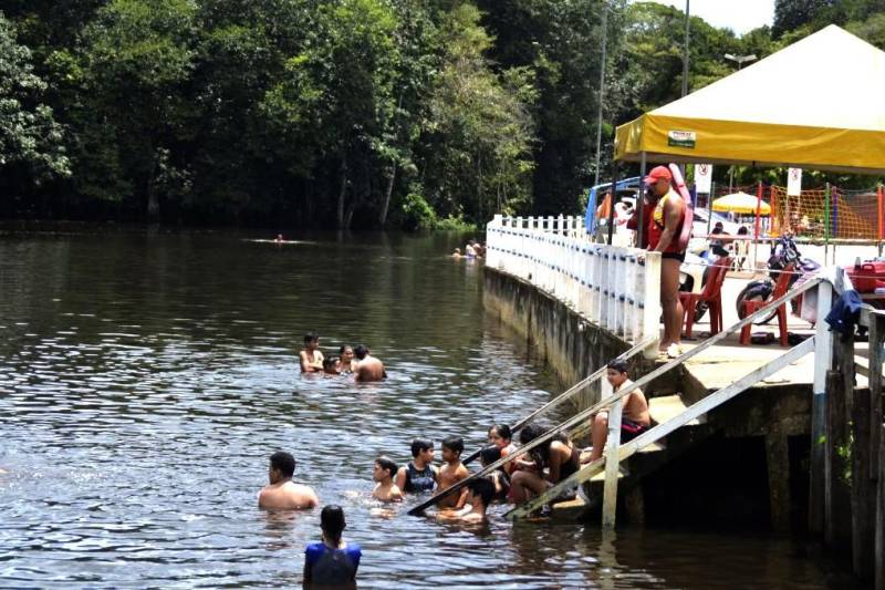A terça-feira de Carnaval (13) nas praias do município de Barcarena foi marcada pelo trabalho de prevenção e de orientação aos frequentadores. Militares do Corpo de Bombeiros trabalharam intensamente no quarto dia da Operação Carnaval 2018 nas praias e blocos de rua, a fim de garantir a segurança de todos. A festa em Barcarena só terminará na Quarta-feira de Cinzas, com atrações musicais. As praias de Caripi, Vila do Conde, Cupiranga e Sirituba receberam o reforço do efetivo militar para atender os banhistas em qualquer situação. Com a tranquilidade nas praias, não houve registro de ocorrências graves, resultado do trabalho preventivo realizado pelo 6° Grupamento de Bombeiros Militar de Barcarena.
FOTO: ASCOM / CBMPA
DATA: 13.02.2018
SANTA IZABEL - PARÁ
<div class='credito_fotos'>Foto: ASCOM / CBMPA | <a href='/midias/2018/originais/218cebc7-ac77-4123-bece-e42f7d123d64.jpg' download><i class='fa-solid fa-download'></i> Download</a></div>