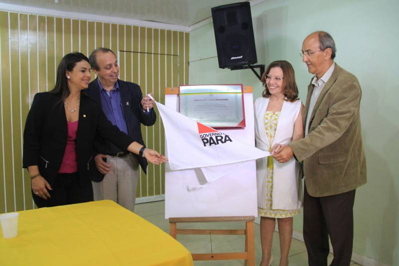 O Certificado ONA 1 da maternidade soma-se a outros títulos conquistados pela Instituição, como o de Hospital Amigo da Mulher (foto) e Hospital Amigo da Criança. Atualmente, a Santa Casa realiza uma média de 860 partos mensalmente, o que corresponde a 10 mil partos anualmente. A instituição atende 100% pelo Sistema Único de Saúde (SUS). Na foto, a Presidente da Santa Casa, Rosângela Monteiro, a segunda-secretária da Câmara de Deputados Mariana Carvalho, o deputado Arnaldo Jordy e secretário estadual de saúde Vítor Mateus.
FOTO: ARQUIVO / ASCOM SANTA CASA
DATA: 26.10.2017
BELÉM - PARÁ <div class='credito_fotos'>Foto: Ascom Santa Casa | <a href='/midias/2018/originais/218e20d5-2ff6-4576-a806-185066d25bcf.jpg' download><i class='fa-solid fa-download'></i> Download</a></div>