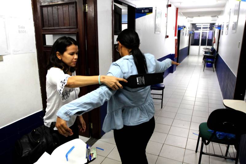 Um total de 9011 candidatos fizeram as provas para concorrer a 500 vagas para agente prisional da Superintendência do Sistema Penitenciário do Estado (Susipe), neste domingo, 18. No total, 11.835 candidatos estavam inscritos para o concurso, que é o primeiro da instituição para o cargo.
FOTO: CRISTINO MARTINS / AG. PARÁ
DATA: 18.03.2018
BELÉM - PARÁ <div class='credito_fotos'>Foto: Cristino Martins/Ag. Pará | <a href='/midias/2018/originais/21952ce1-2773-4e74-9fb5-b78e24c6f21f.jpg' download><i class='fa-solid fa-download'></i> Download</a></div>