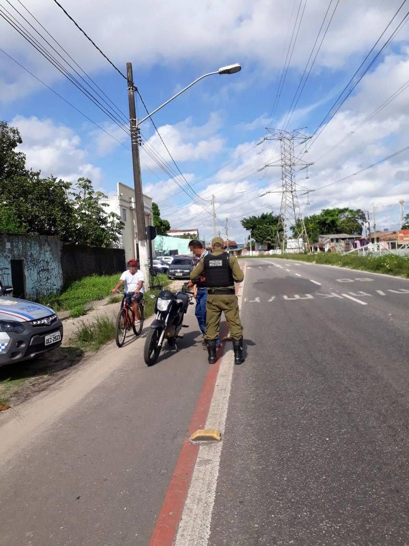 Além das ações ordinárias da PM, o trabalho da operação Sáfara 3 prosseguiu durante o sábado (foto), a partir das 16 horas. No âmbito do 24º BPM, com sede no conjunto Maguari, em Icoaraci, foi desenvolvida uma outra frente de atuação de várias guarnições. Dentre as áreas cobertas estão os bairros do Benguí, Parque Verde, Tapanã e Pratinha. Motocicletas e viaturas fizeram parte da logística utilizada nas ações de prevenção de policiamento. Foram abordadas 122 pessoas, 27 carros, uma van, 17 motos, dois ônibus e 14 estabelecimentos comerciais.
FOTO: ASCOM / POLÍCIA MILITAR
DATA: 05.05.2018
BELÉM - PARÁ <div class='credito_fotos'>Foto: Ascom Polícia Militar | <a href='/midias/2018/originais/219b3e73-b9ef-403d-ae3b-8429ab6902f4.jpg' download><i class='fa-solid fa-download'></i> Download</a></div>
