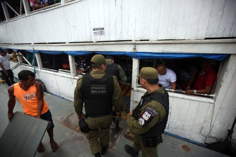 Os rios próximos a Belém são, muitas vezes, porta de entrada para o tráfico de drogas, comercialização de produtos ilegais, entre outros crimes, que influenciam diretamente a violência na Região Metropolitana de Belém (RMB). Para intensificar e otimizar as ações repressivas nas regiões das ilhas pertencentes a capital, a Secretaria de Estado de Segurança Pública e Defesa Social (Segup) realizou a Operação Yara na ilha de Cotijuba, neste sábado, 26.

FOTO: THIAGO GOMES / AG. PARÁ
DATA: 26.05.2018
COTIJUBA - PARÁ <div class='credito_fotos'>Foto: Thiago Gomes /Ag. Pará   |   <a href='/midias/2018/originais/21a10e19-412a-4fa0-98e5-044ce6d66016.jpg' download><i class='fa-solid fa-download'></i> Download</a></div>