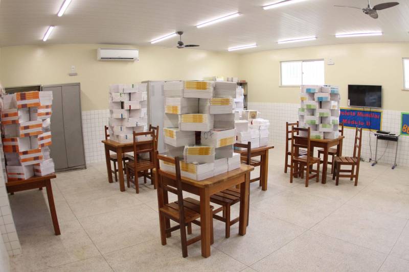 Um painel, no pátio da Escola Estadual de Ensino Médio Ruth Guimarães Ferreira, no distrito de Murinim, em Benevides, mostra 16 alunos da unidade aprovados nos últimos vestibulares. Desses, 12 irão estudar na Universidade Federal do Pará (UFPA). São os primeiros resultados de um processo que começou há nove meses, quando a escola entrou em reforma e ampliação. A nova “Ruth Guimarães Ferreira” foi entregue oficialmente nesta segunda-feira, 26, pelo governador Simão Jatene. Reformada e ampliada, a escola tem agora seis salas de aula; quatro laboratórios (multiuso, multidisciplinar, informática e de leitura); cozinha; refeitório e dispensa; quadra poliesportiva, vestiários feminino e masculino; área de convivência; sala para Atendimento Educacional Especializado (AEE) e acessos para pessoas com deficiência. Espaços de sobra para seus 892 alunos, distribuídos em três turnos do Ensino Médio. A obra custou R$ 2,446 milhões.
FOTO: CRISTINO MARTINS / AG. PARÁ
DATA: 26.03.2018
BENEVIDES - PARÁ <div class='credito_fotos'>Foto: Cristino Martins/Ag. Pará | <a href='/midias/2018/originais/21a241d7-8fb2-4fb1-ba7b-02ffe4468acb.jpg' download><i class='fa-solid fa-download'></i> Download</a></div>