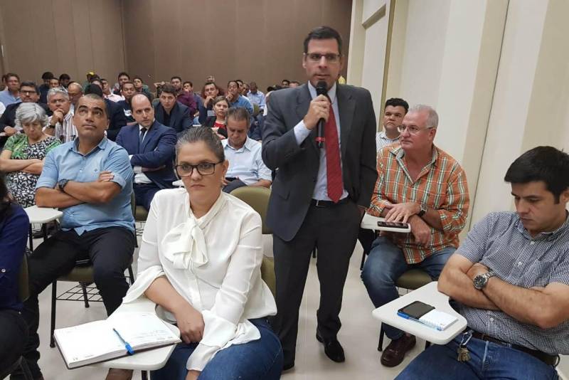 A criação de um patrulhamento rural, com a missão de oferecer mais segurança no campo, é uma das ações que serão postas em prática pelo governo do Estado no Sul e Sudeste do Pará, em atendimento a uma das demandas apresentadas por representantes dos sindicatos de produtores rurais e prefeitos da região, em reunião realizada na tarde de quarta-feira (28), no Carajás Centro de Convenções, em Marabá. O encontro resultou da intermediação do Centro Regional de Governo do Sudeste do Pará com a Secretaria de Estado de Segurança Pública e Defesa Social, em parceria com a Associação dos Municípios do Araguaia, Tocantins e Carajás (Amat). Os produtores puderam expor demandas para os secretários de Segurança Pública e Defesa Social, Luiz Fernandes, e Regional de Governo, Jorge Bittencourt. O comandante Regional de Policiamento em Marabá, coronel Mauro Sérgio, e o delegado-geral de Polícia Civil, Rilmar Firmino também participaram da reunião.
FOTO: KÉLIA SANTOS / ASCOM CRGSP
DATA: 29.03.2018
MARABÁ - PARÁ <div class='credito_fotos'>Foto: KÉLIA SANTOS / ASCOM CRGSP | <a href='/midias/2018/originais/21a418e6-62e6-479a-a045-5c2d4cfbe7d8.jpg' download><i class='fa-solid fa-download'></i> Download</a></div>