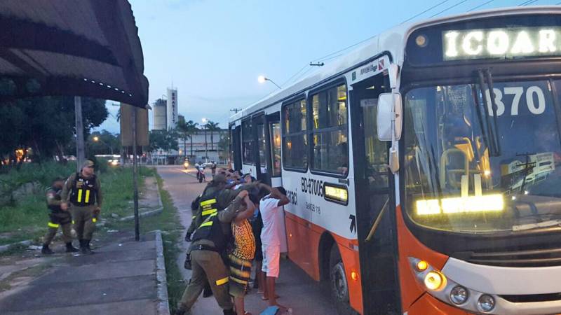 Nenhuma ocorrência grave foi registrada, no bairro do Tapanã, pelo Centro Integrado de Operações (CIOP) desde a última quinta-feira (11) até às 6h da manhã desta segunda-feira (19). Esse resultado se deve a ação integrada dos órgãos do Sistema de Segurança Pública do estado e município, chamada de “Operação Ocupação”. No total, foram utilizados 293 viaturas e 113 motos no reforço do policiamento. Para o coronel Marco Antônio Rocha, chefe do Departamento Geral de Operações da Polícia Militar, a “Ocupação Tapanã”, como foi batizada a operação no bairro do Tapanã, obteve números positivos devido ao comprometimento dos agentes envolvidos e à integração entre os órgãos de segurança.
FOTO: ASCOM / POLÍCIA MILITAR
DATA: 19.03.2018
BELÉM - PARÁ <div class='credito_fotos'>Foto: Ascom Polícia Militar | <a href='/midias/2018/originais/21a42b64-6940-4988-b348-15829feb4ad4.jpg' download><i class='fa-solid fa-download'></i> Download</a></div>