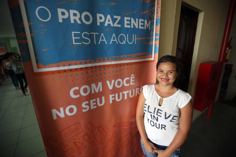 A estudante de escola pública Maria Silva (foto), 16 anos sonha em cursar medicina na universidade e para isso abriu mão de tudo para se preparar para o Enem. Moradora do Bairro de Acarajó, ela soube do aulão do Pro Paz Enem nesta manha de sábado(7) em Bragança e decidiu ir aos estudos. “ Desde o início do ano estou me preparando e estudo de noite e de dia. Estou confiante. Quero aprender um pouco mais e levar conhecimento para me ajudar na preparação do Enem. Esta é uma boa oportunidade que está sendo oferecida para a gente”, comentou. Ela e mais cerca de 300 alunos participaram do aulão do Pro Paz Enem em Bragança nesse sábado(7). A aula marca o início de uma caravana de aulões pelo interior do estado, que deve passar por mais de 18 municípios. Além da capital e Bragança, Benevides, Castanhal, São Francisco, Ananindeua, Breves, Paragominas, Soure, Santarém, Marabá, Abaetetuba, Santa Izabel, Curuçá, Tucuruí, São Miguel do Guamá, Moju, Rondon do Pará, Parauapebas e Viseu vão receber aulões como esse ao longo do ano, complementando a formação dos estudantes.
FOTO: THIAGO GOMES / AG. PARÁ
DATA: 07.04.2018
BRAGANÇA - PARÁ <div class='credito_fotos'>Foto: Thiago Gomes /Ag. Pará | <a href='/midias/2018/originais/21a6d81a-2c2a-4b76-a8c0-9d0f0ee6c944.jpg' download><i class='fa-solid fa-download'></i> Download</a></div>