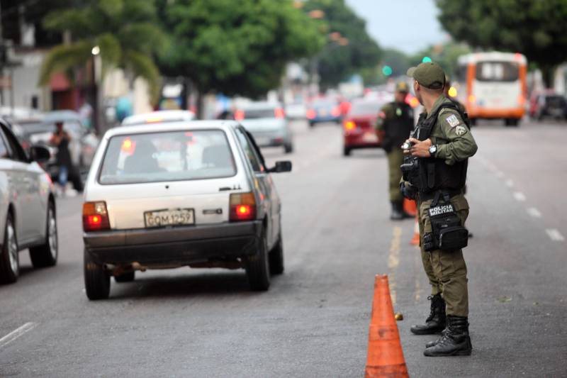 Durante todo o dia a Polícia Militar do Pará tem aumentado o número de operações que realiza em Belém e região metropolitana. Nesta quinta-feira (3), o 2º Batalhão da PM percorreu os bairros de Canudos, Terra Firme, Cidade Velha, Jurunas e Sacramenta realizando diversas operações, entre elas a “Polícia no Meu Bairro”, que previne a criminalidade no centro comercial de Belém e nos grandes corredores da capital, e a “Saturação”, que visa reprimir os crimes de tráfico de drogas, roubo e furto. Mais de 20 policiais trabalham para percorrer trechos onde a mancha criminal é alta nessas localidades, objetivando, principalmente, inibir os crimes. “Depois da ordem do Governador do Estado em trazer policiais da atividade meio para a atividade fim, ou seja, diminuir o número de PMs na atividade administrativa, aumentamos o nosso contingente, dando mais ostensividade ao trabalho. Hoje estamos nas ruas com 20 viaturas, o dobro do que tínhamos antes, tudo para diminuir os índices de violência e dar mais segurança ao cidadão”, explicou o tenente coronel Luiz Otávio Raiol, comandante do 2º Batalhão de Polícia Militar.
FOTO: MARCELO LELIS / AG. PARÁ
DATA: 03.05.2018
BELÉM - PARÁ <div class='credito_fotos'>Foto: Marcelo Lelis / Ag. Pará | <a href='/midias/2018/originais/21a9f248-044c-454f-ba8b-8006bc23cc11.jpg' download><i class='fa-solid fa-download'></i> Download</a></div>