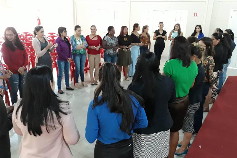 O Movimento pela valorização do Estatuto da Criança e do Adolescente (Mover) realizou nesta terça-feira, 8, o primeiro dia de discussão sobre o fortalecimento do sistema de garantia de direitos da criança e do adolescente, no centro de convenções de Altamira. Reunindo conselheiros tutelares, técnicos dos Centros de Referência Especializado de Assistência Social (Creas) e de Assistência Social (Cras), entre outros, o curso objetivou potencializar a política de atendimento.
FOTO: ASCOM PRO PAZ
DATA: 08.05.2018
ALTAMIRA - PARÁ <div class='credito_fotos'>Foto: ASCOM PRO PAZ | <a href='/midias/2018/originais/21af756f-02c2-454e-b30a-7e3e276acbb5.jpg' download><i class='fa-solid fa-download'></i> Download</a></div>