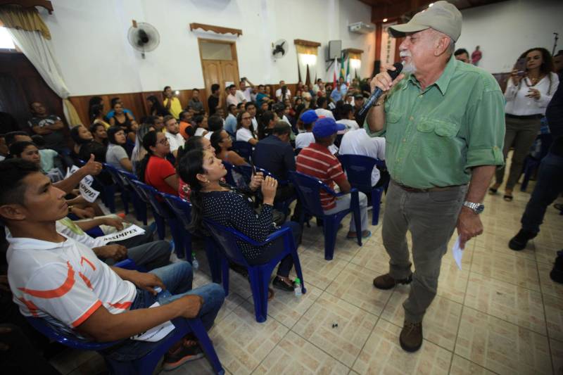 O produtor rural Nilson Corrêa da Silva, 23 anos, mora na comunidade Santo Ezequiel Moreno e produz alimentos em 700 hectares de terra na agrovila Acutipereira, no município de Portel, no arquipélago do Marajó. Mesmo morando e produzindo alimentos na comunidade, ele não possuía título de propriedade de terra. Para beneficiar produtores como Nilson, o governador Simão Jatene entregou, na manhã desta sexta-feira (23), títulos coletivos que beneficiaram mais de mil famílias. Os títulos também beneficiaram comunidades remanescentes de quilombos e povos tradicionais do município marajoara. O Pará foi o Estado que mais titulou áreas em prol dos remanescentes de quilombos no Brasil. Das 170 comunidades tituladas no país, 62 estão no Pará, sendo que destas 53 foram tituladas pelo Instituto de Terras do Pará (Iterpa).

FOTO: MÁCIO FERREIRA / AG. PARÁ
DATA: 23.03.2018
PORTEL - PARÁ <div class='credito_fotos'>Foto: MÁCIO FERREIRA/ AG. PARÁ   |   <a href='/midias/2018/originais/21b0f0a2-d4b9-4a14-8538-cf95e4b5d02b.jpg' download><i class='fa-solid fa-download'></i> Download</a></div>