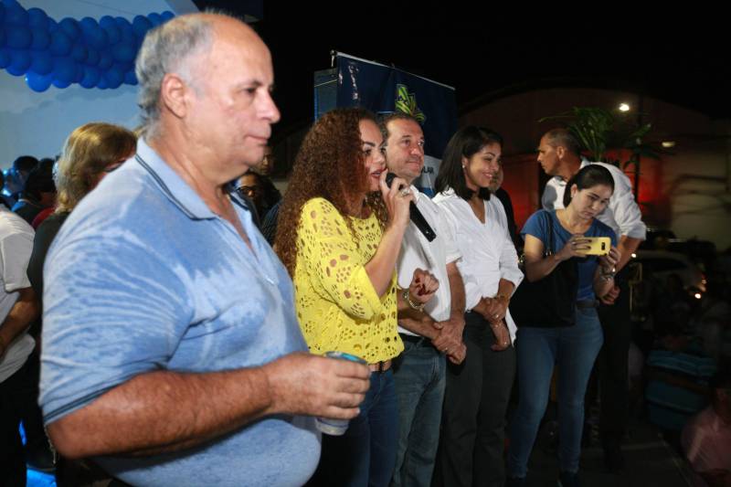 O Governo do Pará garante mais investimentos em segurança, infraestrutura e regularização fundiária ao município de Capanema, no nordeste paraense. Na noite desta segunda-feira (4) foram entregues novas viaturas para a Polícia Militar e assinados convênios e ordens de serviço para novas obras na cidade. Na foto, a titular da Semsu, Izabela Jatene.

FOTO: MÁCIO FERREIRA / AG. PARÁ
DATA: 04.06.2018
CAPANEMA - PARÁ <div class='credito_fotos'>Foto: MÁCIO FERREIRA/ AG. PARÁ   |   <a href='/midias/2018/originais/21b26bd6-dd2a-4906-b0c4-1131e8b24a94.jpg' download><i class='fa-solid fa-download'></i> Download</a></div>