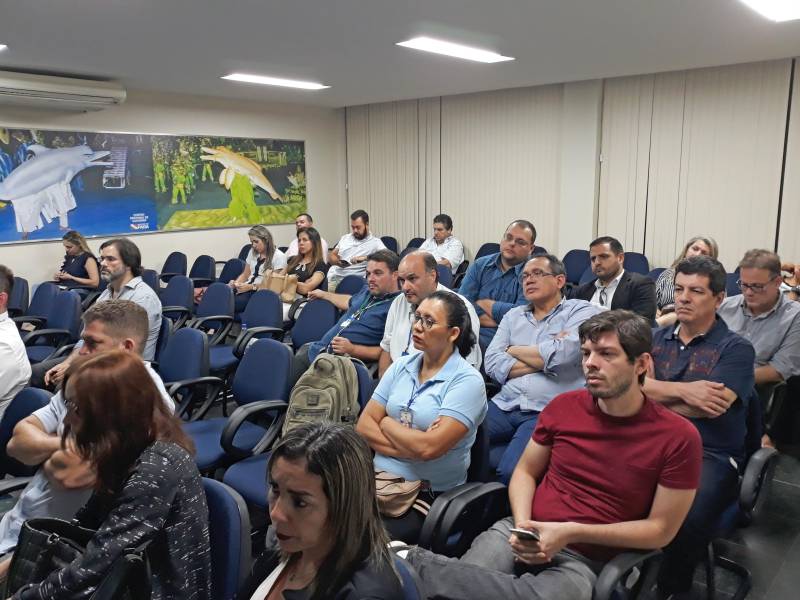 Representantes do Programa das Nações Unidas para Assentamentos Humanos (ONU-HABITAT) reuniram-se nesta segunda feira (23), no Centro de Governo do Baixo Amazonas, com sede em Santarém, para apresentar à equipe as ferramentas para o fortalecimento do modelo de Governança Pública Compartilhada, implantado pelo Governo do Estado, a partir da instalação da nova estrutura regional administrativa, que abrange os municípios localizados no Baixo Amazonas e Tapajós. A ONU-Habitat está inserida no Programa Estratégico Pará Sustentável, projeto que tem como objetivo reduzir a pobreza e a desigualdade no Estado, alicerçado em três pilares: o "Pará 2030", voltado para as matrizes econômicas; o "Pará Social", destinado ao desenvolvimento familiar e inclusão social e o "Pará Ambiental", direcionado para a sustentabilidade e preservação do meio ambiente.
FOTO: SAMUEL ALVARENGA / SECOM
DATA: 23.04.2018
SANTARÉM - PARÁ <div class='credito_fotos'>Foto: Samuel Alvarenga / Secom | <a href='/midias/2018/originais/21bc1fe3-c509-4bf9-b6d5-954a9fa38266.jpg' download><i class='fa-solid fa-download'></i> Download</a></div>