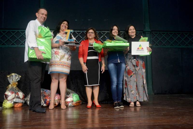 Com o tema “Conexões: somos uma só rede”, o 7º Concurso de Redação da Mineração anunciou, nesta quarta-feira (6), os alunos da rede estadual vencedores. O concurso é uma realização da Secretaria de Estado de Educação (Seduc) e Sindicato das Indústrias Minerais do Estado do Pará (Simineral). O concurso premiou as melhores redações com tablets, notebooks e vale-livros. Ao todo, participaram 1.387 alunos do 6º ao 9º ano do Ensino Fundamental Regular, Educação de Jovens e Adultos e Profissionalizante, e do Ensino Médio Regular e Sistema Modular de Ensino regularmente matriculados na rede estadual no ano letivo de 2018. Professores-orientadores dos alunos e as escolas que conquistaram o primeiro lugar receberam um tablet e projetor multimídia, respectivamente. Na foto, a secretaria de Estado de Educação, Ana Claudia Hage (c), durante a premiação.
FOTO: RAI PONTES / SECOM SEDUC
DATA: 06.06.2018
BELÉM - PARÁ <div class='credito_fotos'>Foto: Rai Pontes/Ascom Seduc | <a href='/midias/2018/originais/21c0e399-552e-4e50-b511-4d82368e46a9.jpg' download><i class='fa-solid fa-download'></i> Download</a></div>