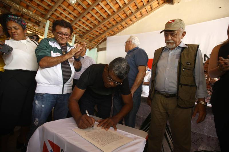 “Ter a posse da terra é a certeza de que nunca iremos perder o nosso direito, que nossos filhos e nossos netos poderão dar continuidade a nossa história em segurança. Foram anos de luta até chegar esse dia, agraciados com a assinatura do nosso título de terra. Só temos a agradecer a todos que fizeram parte disso e a cada um que lutou junto para que hoje isso se tornasse realidade”. A fala emocionada foi de seu Mário Araújo Silva (camisa preta), presidente da Associação Remanescente de Quilombo Espírito Santo, localizada no município do Acará, no nordeste do Estado. Ele assinou, neste sábado (24), junto com o governador Simão Jatene, o título que dá a posse da terra a comunidade. A fala do presidente traduz o sentimento das dezenas de famílias que moram no local, que agora tem a posse legítima do local onde seus antepassados viveram. “Sou filho de mãe negra. Nasci aqui como minha vó, bisavó, que fazem parte da história dessa comunidade que já existe a mais de 300 anos.
FOTO: SIDNEY OLIVEIRA / AG. PARÁ
DATA: 24.03.2018
ACARÁ - PARÁ <div class='credito_fotos'>Foto: Sidney Oliveira/Ag. Pará | <a href='/midias/2018/originais/21d33b26-989d-4f84-b446-5803f0db9d8b.jpg' download><i class='fa-solid fa-download'></i> Download</a></div>