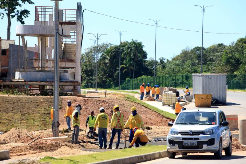 Com a chegada do verão, as obras de prolongamento da Avenida João Paulo II (foto) entram em ritmo acelerado. A partir do final desta semana, o número de operários envolvidos na obra, que hoje chega a 350, vai passar a ser de 600, o que garantirá maior celeridade na conclusão das obras, previstas para até o final de julho. “Faltam menos de 10% para que a gente conclua toda a obra. São detalhes de pavimentação nas vias de acesso, calçada, gradil, iluminação, o que a gente chama de acabamento. E nesse acabamento, incluímos também as passarelas, que são montadas fora e, a partir daí, são levadas para o canteiro de obra e colocadas em seus devidos lugares. As passarelas são importantes para segurança dos pedestres que vão precisar atravessar a João Paulo. Da mesma forma, a sinalização horizontal e vertical são fundamentais para circulação dos pedestres, motoristas, motociclistas e ciclistas por toda a avenida. A expectativa é que possamos entregar o mais breve possível o prolongamento da Avenida João Paulo II à população, de forma a garantir melhoria da qualidade de vida, saúde, lazer, mobilidade e mais segurança para quem mora nessa área”, informa o diretor geral do Núcleo de Gerenciamento de Transportes Metropolitano (NGTM), César Meira.

FOTO: MÁCIO FERREIRA / AG. PARÁ
DATA: 12.06.2018
BELÉM - PARÁ <div class='credito_fotos'>Foto: MÁCIO FERREIRA/ AG. PARÁ   |   <a href='/midias/2018/originais/21d82ac3-26cc-4371-9a74-c2c9c3c9cf3a.jpg' download><i class='fa-solid fa-download'></i> Download</a></div>