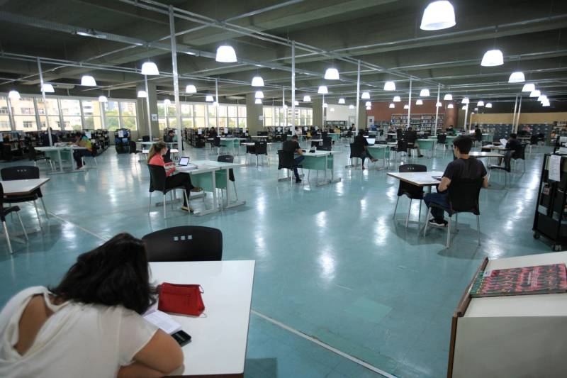 Biblioteca Pública Arthur Vianna, localizada no prédio do Centur. Com mais de 140 anos, o local é uma das principais referências na área em Belém, recebendo uma média de mil usuários por dia. Antes da popularização de instrumentos tecnológicos e sites especializados, a “biblioteca do Centur”, como é conhecida, era uma das principais fontes de pesquisa para alunos de todos os níveis de ensino em Belém.
FOTO: MÁCIO FERREIRA / AG. PARÁ
DATA: 02.03.2018
BELÉM - PARÁ <div class='credito_fotos'>Foto: MÁCIO FERREIRA/ AG. PARÁ | <a href='/midias/2018/originais/21dd1746-645c-4477-b8d0-d7dfd5713834.jpg' download><i class='fa-solid fa-download'></i> Download</a></div>