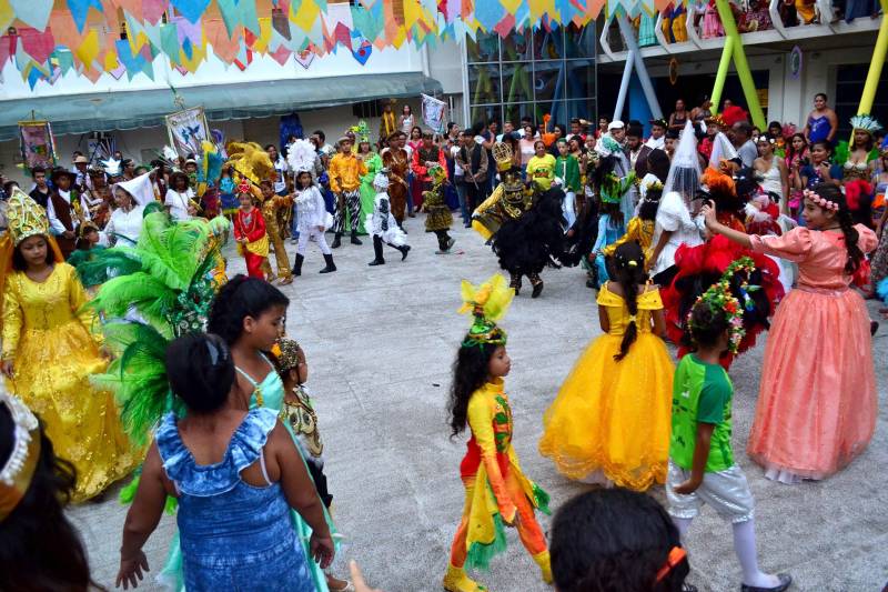 O Teatro Margarida Schivasappa, da Fundação Cultural do Pará (FCP), apresenta manifestações típicas de Belém do Pará, pássaros juninos e cordões de pássaros, sempre às 19h, na programação do Arraial de Todos os Santos.
FOTO: ASCOM FCP
DATA: 25.06.2018
BELÉM - PARÁ <div class='credito_fotos'>Foto: ASCOM FCP | <a href='/midias/2018/originais/21dd6412-03c0-4a81-b27b-04df9d37613b.jpg' download><i class='fa-solid fa-download'></i> Download</a></div>