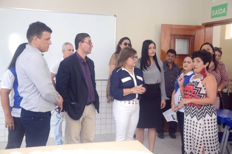 O Distrito de Icoaraci, em Belém, ganhou mais uma escola. Nesta sexta-feira (15), a Secretaria de Estado de Educação (Seduc) inaugurou a obra da Escola Estadual de Ensino Fundamental e Médio Professor Jorge Lopes Raposo. Construída integralmente, a unidade faz parte de um pacote de mais de 100 projetos de novas escolas, reformas e ampliações que a Seduc está executando em 53 municípios. A obra concluída foi recebida como fator motivacional de novo posicionamento da escola no Índice de Desenvolvimento da Educação Básica (Ideb). A inauguração reuniu a comunidade escolar e se transformou numa festa que congregou alunos, professores, dirigentes e os gestores da Seduc, liderados pela secretária Ana Claudia Serruya Hage (foto).
FOTO: ELISEU DIAS / ASCOM SEDUC
DATA: 15.06.2018
BELÉM - PARÁ <div class='credito_fotos'>Foto: Eliseu Dias / Ascom Seduc | <a href='/midias/2018/originais/21e5b5f6-b7b9-48d0-ad6e-76ee9d054724.jpg' download><i class='fa-solid fa-download'></i> Download</a></div>