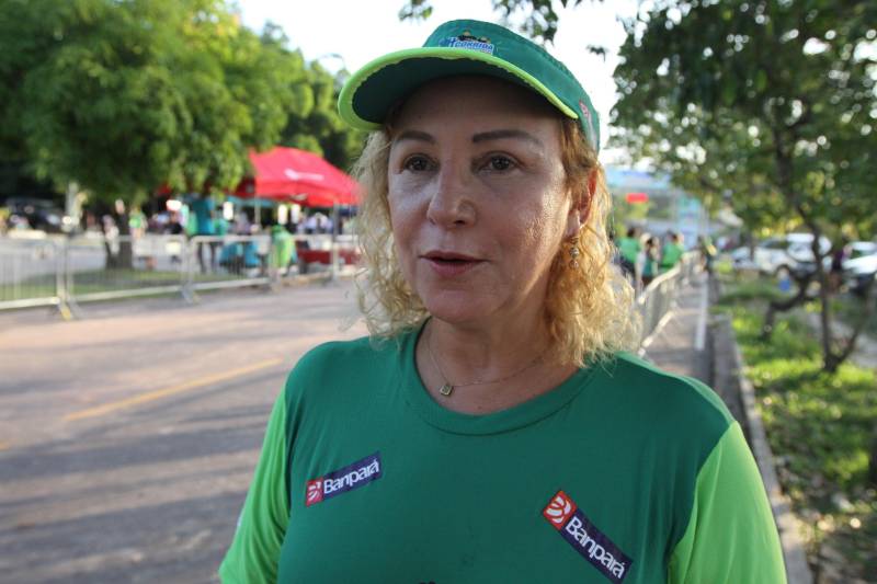 A sétima edição da Corrida e Caminhada do Servidor Público, realizada no Parque do Utinga na manhã desde sábado, 10, reuniu mais de mil servidores do Governo do Pará com o objetivo de promover a saúde e a qualidade de vida. E foi com inspiração nesses dois pilares do evento que Renato Alves e Adriana Lima levaram, mais uma vez, o primeiro lugar do masculino e feminino da competição. Em sete anos de evento, a cabo do Corpo de Bombeiros Adriana Lima chegou em primeiro lugar 4 vezes. Em 2017, ela foi impedida de participar devido uma lesão no tornozelo causada por um acidente, mas esse ano se preparou com treinos pesados na areia, para ganhar força muscular. “Médicos disseram que eu nunca mais correria e ano passado eu fui assistir e chorei por não participar, mas esse ano eu vim para ganhar. Meu lema é lutar sempre desistir jamais”, disse a tetracampeã. Na foto, a secretária de Estado de Administração, Alice Viana.
FOTO: CRISTINO MARTINS / AG. PARÁ
DATA: 10.11.2018
BELÉM - PARÁ <div class='credito_fotos'>Foto: Cristino Martins/Ag. Pará | <a href='/midias/2018/originais/21eb7c52-4e31-471b-955f-fe80131bbdd8.jpg' download><i class='fa-solid fa-download'></i> Download</a></div>