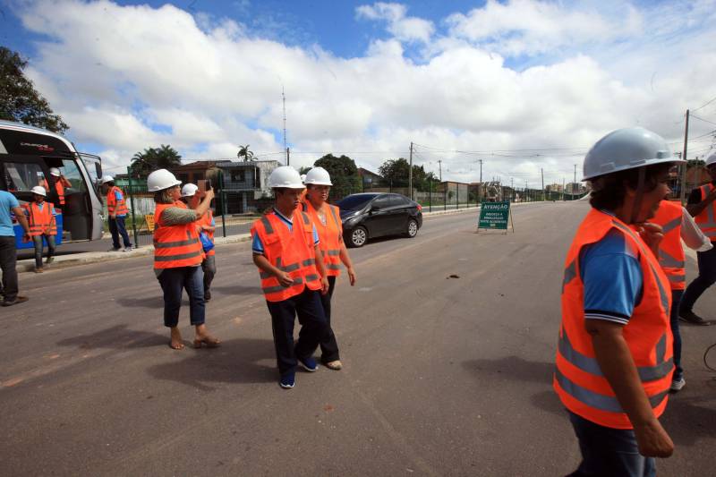 Alunos com deficiência atendidos pela Fundação Pestalozzi do Pará (FPPA) visitaram na manhã desta quinta-feira (3) as obras de prolongamento da Avenida João Paulo II, acompanhados por familiares, pela coordenadora da Fundação, Inês Pereira, e professores da Universidade da Amazônia (Unama), que fizeram a interlocução com o Núcleo de Gerenciamento de Transporte Metropolitano (NGTM), responsável pela obra.
FOTO: ROLDOFO OLIVEIRA / AG. PARÁ
DATA: 03.05.2018
BELÉM - PARÁ <div class='credito_fotos'>Foto: Rodolfo Oliveira/Ag. Pará | <a href='/midias/2018/originais/21f3492f-7d00-4f8c-a358-0430a4140bb8.jpg' download><i class='fa-solid fa-download'></i> Download</a></div>