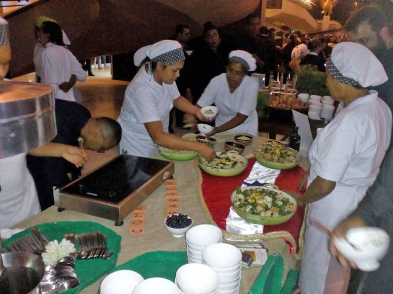 Os elementos da culinária e os sabores da gastronomia paraense chegam novamente a São Paulo, entre os dias 19 e 30 de junho. O Festival “Cozinha do Pará, A Obra-Prima da Amazônia” (foto) reunirá chefs paulistas e paraenses em cardápios elaborados especialmente para os dias de evento nos prestigiados restaurantes Micaela (19 e 20), Maní (21 e 22) e Capim Santo (27 a 30) deste mês. Os chefs Morena Leite, Ofir Oliveira, Helena Rizzo, Saulo Jennings, Fábio Vieira e Daniela Martins assinam as criações que aguçam o paladar dos clientes. O Festival “Cozinha do Pará, A Obra-Prima da Amazônia” também contará com a participação mais que especial de 12 boieiras do Ver-o-Peso, que, esta semana, estão fazendo estágio nas quatro unidades do restaurante Capim Santo. Elas também vão participar da festa de aniversário de 15 anos da revista Prazeres da Mesa, principal publicação do setor gastronômico no mercado nacional, que ocorre nesta segunda-feira (18), no Memorial da América Latina.
FOTO: ASCOM / SETUR
DATA: 18.06.2018
SÃO PAULO - SP <div class='credito_fotos'>Foto: ASCOM SETUR | <a href='/midias/2018/originais/2211b664-9b06-4d23-b169-cb229edb8a2d.jpg' download><i class='fa-solid fa-download'></i> Download</a></div>