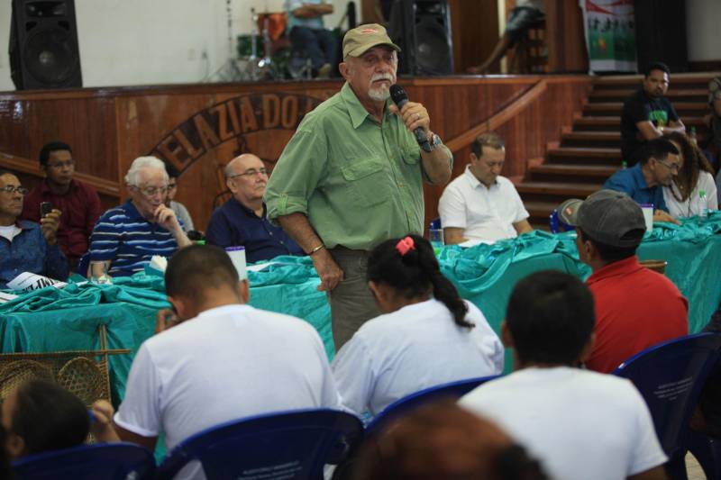 O produtor rural Nilson Corrêa da Silva, 23 anos, mora na comunidade Santo Ezequiel Moreno e produz alimentos em 700 hectares de terra na agrovila Acutipereira, no município de Portel, no arquipélago do Marajó. Mesmo morando e produzindo alimentos na comunidade, ele não possuía título de propriedade de terra. Para beneficiar produtores como Nilson, o governador Simão Jatene entregou, na manhã desta sexta-feira (23), títulos coletivos que beneficiaram mais de mil famílias. Os títulos também beneficiaram comunidades remanescentes de quilombos e povos tradicionais do município marajoara. O Pará foi o Estado que mais titulou áreas em prol dos remanescentes de quilombos no Brasil. Das 170 comunidades tituladas no país, 62 estão no Pará, sendo que destas 53 foram tituladas pelo Instituto de Terras do Pará (Iterpa).

FOTO: MÁCIO FERREIRA / AG. PARÁ
DATA: 23.03.2018
PORTEL - PARÁ <div class='credito_fotos'>Foto: MÁCIO FERREIRA/ AG. PARÁ   |   <a href='/midias/2018/originais/2217189d-3677-4149-a8ee-8bd0dcc49036.jpg' download><i class='fa-solid fa-download'></i> Download</a></div>