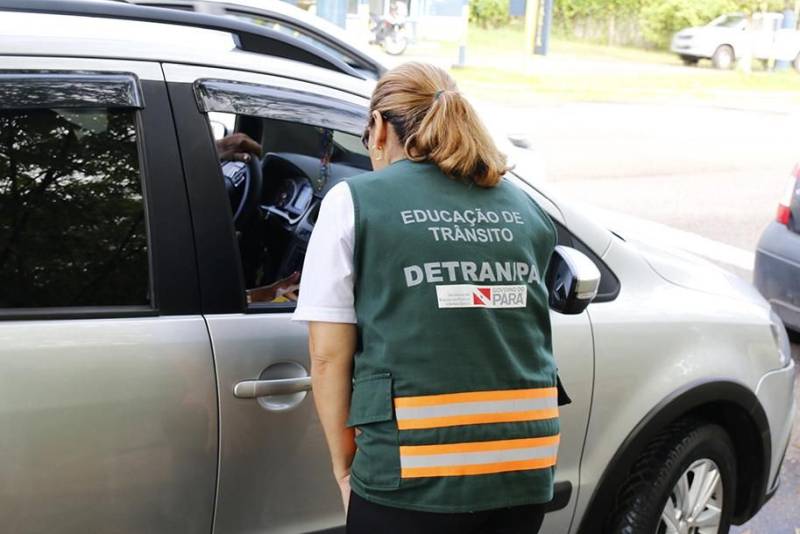 O Departamento de Trânsito do Pará (Detran) e instituições que compõem a Secretaria de Segurança Pública e Defesa Social (Segup) intensificaram as ações de educação e fiscalização durante a Operação Carnaval 2018, no município de Salinópolis. Blitz educativa, barreiras e ações ostensivas em diversos turnos fazem parte da operação que começou na última quarta-feira (7). Em parceria com a Polícia Rodoviária Estadual (PRE), as ações educativas se concentram na barreira localizada na PA-124, acesso ao município. Dez agentes de educação realizam abordagens preventivas e orientam os condutores com relação a práticas seguras no trânsito. “Estamos atentos para identificar qualquer irregularidade que venha comprometer a segurança das pessoas que se deslocam pela rodovia”, afirmou o sargento Josenias Costa.
FOTO: ASCOM / DETRAN
DATA: 10.02.2018
MOSQUEIRO - PARÁ <div class='credito_fotos'>Foto: ASCOM / DETRAN | <a href='/midias/2018/originais/221a9497-0e33-42eb-bd4d-176e2df351be.jpg' download><i class='fa-solid fa-download'></i> Download</a></div>