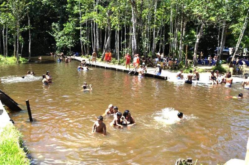 A terça-feira de Carnaval (13) nas praias do município de Barcarena foi marcada pelo trabalho de prevenção e de orientação aos frequentadores. Militares do Corpo de Bombeiros trabalharam intensamente no quarto dia da Operação Carnaval 2018 nas praias e blocos de rua, a fim de garantir a segurança de todos. A festa em Barcarena só terminará na Quarta-feira de Cinzas, com atrações musicais. As praias de Caripi, Vila do Conde, Cupiranga e Sirituba receberam o reforço do efetivo militar para atender os banhistas em qualquer situação. Com a tranquilidade nas praias, não houve registro de ocorrências graves, resultado do trabalho preventivo realizado pelo 6° Grupamento de Bombeiros Militar de Barcarena.
FOTO: ASCOM / CBMPA
DATA: 13.02.2018
VIGIA - PARÁ
<div class='credito_fotos'>Foto: ASCOM / CBMPA | <a href='/midias/2018/originais/221e53a1-674d-4972-98c1-ab2e50a87732.jpg' download><i class='fa-solid fa-download'></i> Download</a></div>
