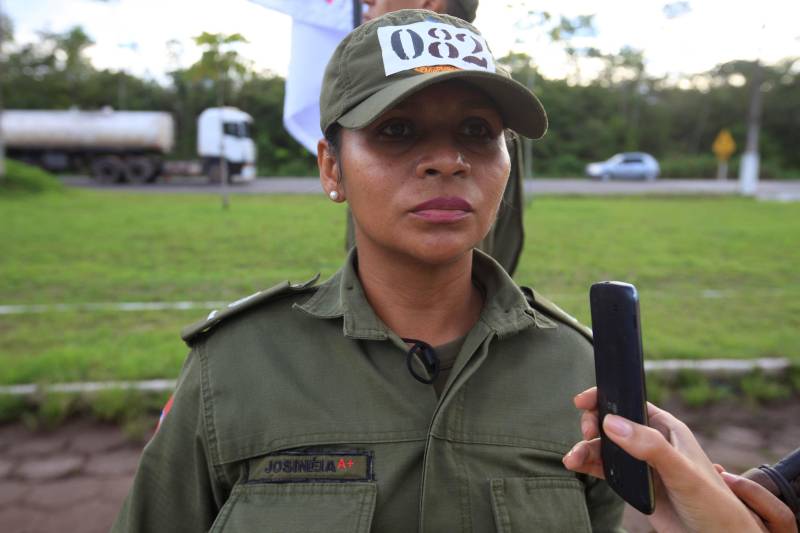 Cerca de 2.400 policiais militares que estão em processo de formação por meio dos Cursos de Formação de Praças (CFP), de Oficiais (CFO), de Habilitação de Oficiais (CHO) e de Adaptação de Oficiais (CHO). Durante a caminhada (foto), a Academia de Polícia Militar “Cel Fontoura” executou a primeira marcha administrativa para exercitar os pelotões do Curso de Formação de Oficiais (CFO) e do Curso de Adaptação de Oficiais da PMPA (CADO) nos deslocamentos a pé por longos percursos. A caminhada de 10 Km contou com a participação de 183 alunos da Academia de Polícia Militar. Josineia Martins, 34 anos (foto), faz parte da corporação há quase 10 anos como praça. Em 2016, com o concurso para oficiais, ela, que é formada em Pedagogia pela Uepa, resolveu se inscrever.
FOTO: MÁCIO FERREIRA / AG. PARÁ
DATA: 15.02.2018
MARITUBA - PARÁ <div class='credito_fotos'>Foto: MÁCIO FERREIRA/ AG. PARÁ | <a href='/midias/2018/originais/221fc306-0a7b-4b3a-afa3-8c537cfaa5ba.jpg' download><i class='fa-solid fa-download'></i> Download</a></div>
