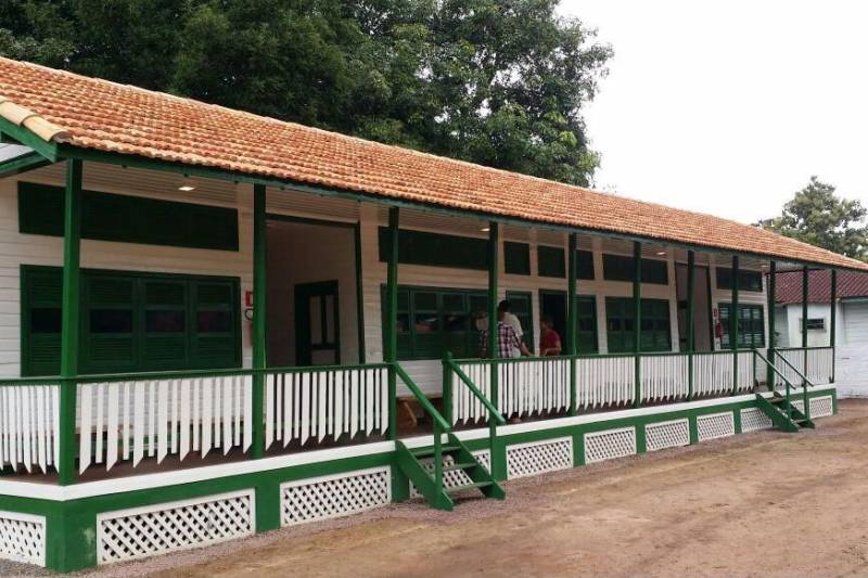 Belterra, na região do Baixo Amazonas, prepara-se para ganhar o primeiro Museu de Ciências da Amazônia (MuCA). Nesta terça-feira (13), uma solenidade que contou com a participação do titular da Sectet, Alex Fiúza de Melo; do secretário regional de Governo, Olavo das Neves; do prefeito em exercício de Belterra, Davirley Sampaio; do coordenador da AmaBrasil, Luiz Moura, além de outras autoridades políticas e da população marcou o início das obras de restauro do hospital desativado onde será erguido o museu.
FOTO: SAMUEL ALVARENGA / SECOM
DATA: 13.03.2018
BELTERRA - PARÁ <div class='credito_fotos'>Foto: Samuel Alvarenga / Secom | <a href='/midias/2018/originais/22275754-fd40-4368-be6e-468ee53b5c22.jpg' download><i class='fa-solid fa-download'></i> Download</a></div>