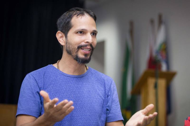 Reunião do Grupo de trabalho (GT) de educação, projeto Kuarika Naruki, para capacitação e acolhimento de povos Warao no Estado. O encontro foi realizado na tarde desta segunda-feira, 11, no auditório da Ueafto, CCBS/UEPA, em Belém.

Na foto, José Albarrán Lopez.

FOTO: NAILANA THIELY / ASCOM UEPA
DATA: 11.06.2018
BELÉM - PARÁ <div class='credito_fotos'>Foto: Nailana Thiely / Ascom Uepa   |   <a href='/midias/2018/originais/222adb49-d29c-4496-9a22-893044c5edfa.jpg' download><i class='fa-solid fa-download'></i> Download</a></div>