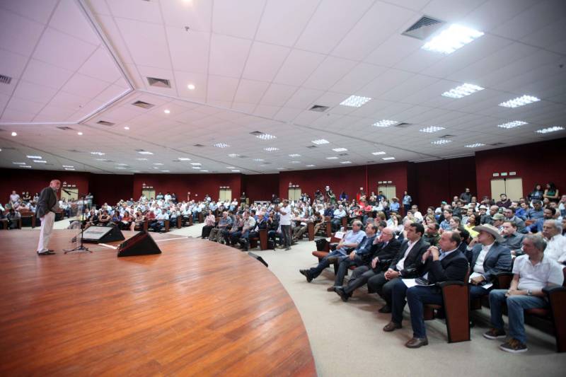 A pecuária é uma das principais cadeias produtivas do Pará, que se destaca no cenário nacional por possuir o quinto maior rebanho bovino, com mais de 20 milhões de cabeças. A importância do Estado na cadeia produtiva brasileira é destaque na InterCorte, evento que reúne iniciativas em prol do desenvolvimento do setor. A abertura, na noite desta segunda-feira, 21, no Carajás Centro de Convenções, em Marabá, sudeste paraense, contou com a presença do governador Simão Jatene (foto), parlamentares e autoridades locais.

FOTO: THIAGO GOMES / AG. PARÁ
DATA: 21.05.2018
MARABÁ - PARÁ <div class='credito_fotos'>Foto: Thiago Gomes /Ag. Pará   |   <a href='/midias/2018/originais/222cdec9-ded4-4f3d-9253-7d32298e6a5e.jpg' download><i class='fa-solid fa-download'></i> Download</a></div>