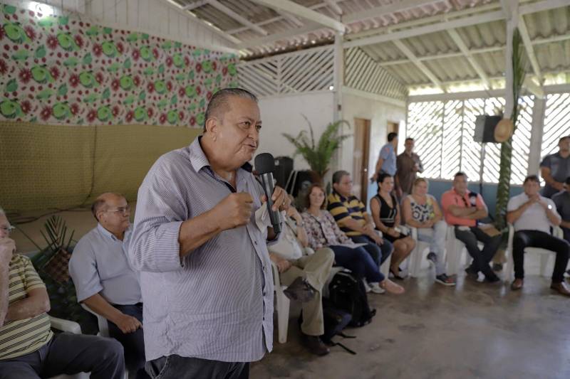 O título coletivo ratifica que 225 mil hectares de terra pertencem às 145 famílias remanescentes de quilombos que vivem em Cachoeira Porteira. A titulação ocorreu pela desafetação de parte das florestas estaduais (flotas) de Trombetas e Faro, aprovada pela Assembleia Legislativa do Pará e decretada pelo governador Simão Jatene. Na foto, o prefeito de Oriximiná, Ludugero Tavares.
FOTO: MÁRCIO NAGANO / SECOM
DATA: 03.03.2018
ORIXIMINÁ - PARÁ <div class='credito_fotos'>Foto: MÁRCIO NAGANO / SECOM | <a href='/midias/2018/originais/22310e54-bdf2-456d-a41d-07a6b046d620.jpg' download><i class='fa-solid fa-download'></i> Download</a></div>