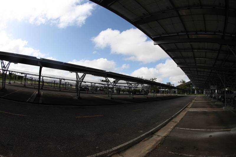 Metade da energia consumida no Hangar-Convenções e Feiras da
Amazônia já está sendo gerada por placas fotovoltaicas (painéis solares). A
entrega do projeto pelo governador Simão Jatene aconteceu nesta quinta-
feira, 22, no estacionamento do Hangar, em Belém.
FOTO: ANTÔNIO SILVA / AG. PARÁ
DATA: 22.03.2018
BELÉM - PARÁ <div class='credito_fotos'>Foto: ANTONIO SILVA / AG. PARÁ | <a href='/midias/2018/originais/22349d86-607c-4a9c-a78b-baa955d0066b.jpg' download><i class='fa-solid fa-download'></i> Download</a></div>