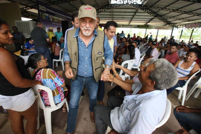 Onze municípios do sul e sudeste paraense recebem recursos do Estado para recuperar ruas e vicinais atingidas pelas enchentes e fortes chuvas que caem na região. Em agenda oficial nesta sexta-feira (6), o governador Simão Jatene assinou, pela manhã, no Parque de Exposições Valeu Boi Leilões, em Rio Maria, os convênios que garantem o repasse de cerca de R$ 4 milhões. As obras de caráter emergencial serão executadas pelas prefeituras em parceria com a Secretaria de Estado de Transportes (Setran). O objetivo é recuperar a trafegabilidade nessas localidades e assegurar o direito de ir e vir da população. Na manhã desta sexta, foram assinados nove convênios, com os municípios de Redenção, Pau D’Arco, São Félix do Xingu, Santa Maria das Barreiras, Tucumã, Água Azul do Norte, Xinguara, Bannach e Rio Maria. Além da Setran, participam da ação o Centro Regional de Governo do Sudeste do Pará e a Defesa Civil. “O valor do investimento em cada município vai depender da necessidade verificada pelas equipes do Estado e das prefeituras. O recurso não será usado para reconstruir vias, mas para restabelecer a trafegabilidade”, disse o secretário de Transportes, Kléber Menezes.
FOTO: ANTÔNIO SILVA / AG. PARÁ
DATA: 06.04.2018
RIO MARIA - PARÁ <div class='credito_fotos'>Foto: Antônio Silva/Ag. Pará | <a href='/midias/2018/originais/22382782-5a55-4a79-a5e1-a6dbb97f965b.jpg' download><i class='fa-solid fa-download'></i> Download</a></div>