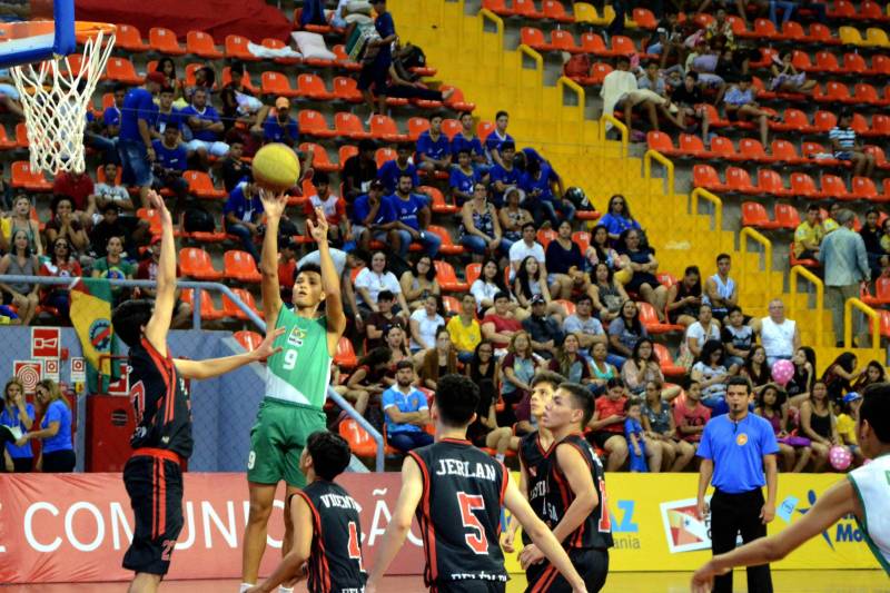 A 60ª edição dos Jogos Estudantis Paraenses (JEPs) encerrou neste domingo (24), na Arena Guilherme Paraense, em Belém. Após dois dias de competições, foram conhecidas as 16 equipes das modalidades coletivas de basquete, volei, futsal e handebol, nas categorias "A" (12 a 14 anos) e "B" (15 a 17 anos) que vão representar o Pará na etapa nacional dos Jogos Escolares da Juventude, em setembro.
FOTO: FERNANDO NOBRE / ASCOM SEDUC
DATA: 24.06.2018
BELÉM - PARÁ <div class='credito_fotos'>Foto: FERNANDO NOBRE/ASCOM SEDUC | <a href='/midias/2018/originais/223b4542-b16c-479a-b402-acddcddfb130.jpg' download><i class='fa-solid fa-download'></i> Download</a></div>
