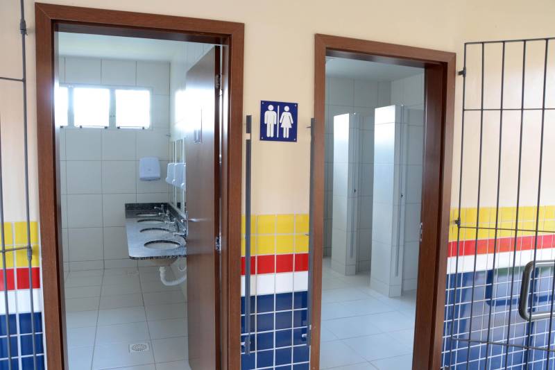 A Secretaria de Estado de Educação (Seduc) entrega as obras de mais duas escolas na Região Metropolitana de Belém. Na manhã desta quarta-feira (13) será inaugurada a Escola de Ensino Fundamental e Médio Professora Consuelo Coelho de Souza (foto), em Ananindeua, e na sexta-feira (15) a população receberá a Escola de Ensino Fundamental e Médio Jorge Lopes Raposo, no Distrito de Icoaraci. Com um investimento total de R$ 7,5 milhões, oriundos do financiamento obtido pelo Estado no Banco Interamericano de Desenvolvimento (BID), as obras de reforma e ampliação dos dois estabelecimentos de ensino beneficiam 2.482 alunos, e integram um pacote de quase 100 projetos do Programa de Melhoria da Qualidade e Expansão da Educação Básica,  executado pela Seduc no contexto do Pacto pela Educação.

FOTO: FERNANDO NOBRE / ASCOM SEDUC
DATA: 12.06.2018
BELÉM - PARÁ <div class='credito_fotos'>Foto: FERNANDO NOBRE/ASCOM SEDUC   |   <a href='/midias/2018/originais/223d181f-c157-4d3a-a477-eb075e042091.jpg' download><i class='fa-solid fa-download'></i> Download</a></div>