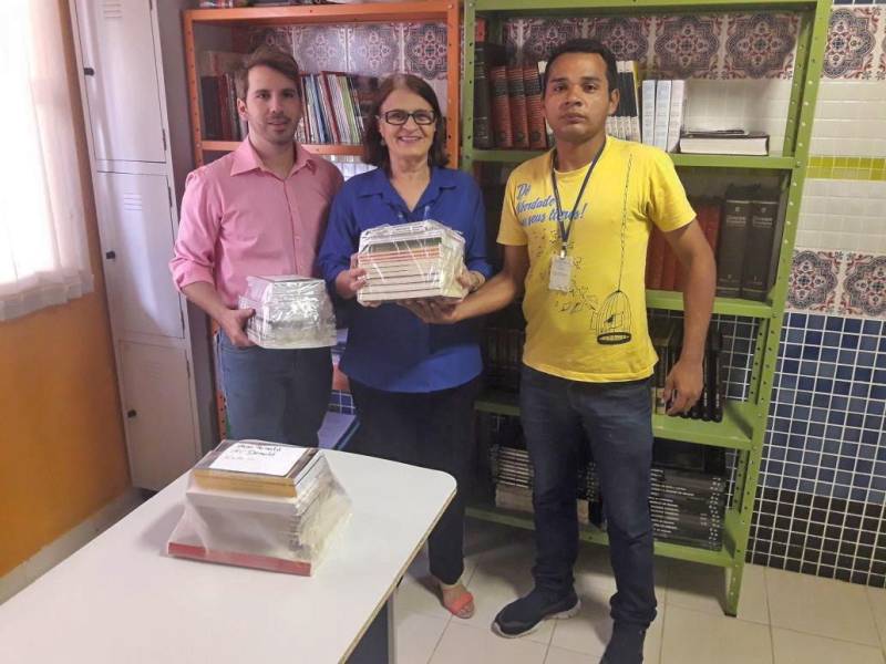 Hospitais parceiros do projeto Livro Solidário, coordenado pela Imprensa Oficial do Estado (IOE), receberam, na manhã desta quarta-feira, 21, cerca de mil livros (foto) para compor o projeto “Carrinhos de Leitura” ou ajudar nas ações desenvolvidas pelos hospitais. Os hospitais beneficiados foram a Fundação Hospital de Clínicas Gaspar Vianna; Ophir Loyola; Oncológico Infantil Octávio Lobo; Fundação Santa Casa de Misericórdia do Pará; Público Estadual Galileu (HPEG); Regional Dr. Abelardo Santos (HRAS); a Casa Ronald McDonald - que oferece atendimento às crianças e adolescentes com câncer, incluindo as famílias-, e o Núcleo de Acolhimento do Enfermo Egresso (NAEE), ligado ao Hospital Ophir Loyola. Cada hospital recebeu um kit contendo cerca de 100 livros novos.
FOTO: ASCOM / IOE
DATA: 21.03.2018
BELÉM - PARÁ <div class='credito_fotos'>Foto: ASCOM IOE | <a href='/midias/2018/originais/223d98a6-e642-4521-a3dc-79f68ad00cee.jpg' download><i class='fa-solid fa-download'></i> Download</a></div>