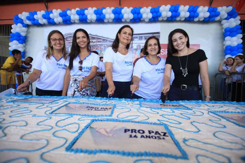 Nesta sexta-feira, uma programação (foto) alegre e diferenciada marcou as comemorações pelos 14 anos do Pro Paz no Pará, iniciativa que surgiu em 2004 como um programa do Governo do Estado, convertida mais tarde em política pública por força de decreto, até se consolidar, em 2015, na Fundação Pro Paz, que tem a missão de racionalizar e ordenar recursos e ações para transformar a vida de milhares de paraenses em situação de vulnerabilidade social. A existência do Pro Paz fez do Pará vanguarda na Federação, por ser o único estado que possui, há mais de dez anos, um protocolo padrão para atendimento a crianças e adolescentes vítimas de violência que é modelo para o Brasil, referendado pela ONG Childhood Brasil e reconhecido pela ONU. O modelo referência do trabalho do Pro Paz foi que levou o Pará a ganhar da Organização das Nações Unidas (ONU), em 2015, o reconhecimento por manter uma das onze melhores práticas das Américas para a integração de sistemas de segurança pública com políticas sociais.
FOTO: MÁCIO FERREIRA / AG. PARÁ
DATA: 29.06.2018
BELÉM - PARÁ <div class='credito_fotos'>Foto: MÁCIO FERREIRA/ AG. PARÁ | <a href='/midias/2018/originais/223f6755-9675-4816-a142-f462e394751a.jpg' download><i class='fa-solid fa-download'></i> Download</a></div>