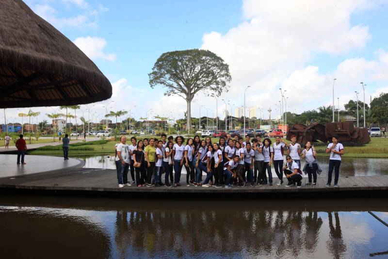 Olha, mãe, o mosquito que dá doença. Água parada dá dengue, né?”. Foram essas as palavras da pequena Valentina Marie, de apenas 2 anos e oito meses, ao avistar a escultura em forma de um mosquito, instalada no lago do Parque Estadual do Utinga (Peut). Com a simplicidade genuína das crianças, ela traduziu a proposta de arte educativa da peça que vem virando atração no novo ponto turístico do Estado. Na manhã da última quinta-feira (22), a escultura em fibra de vidro mais uma vez chamou atenção, dessa vez de estudantes das redes municipal e estadual, que participaram da primeira visita técnica ao parque. A visita ao Parque do Utinga fez parte das atividades da V Conferência Nacional Infantojuvenil pelo Meio Ambiente, que este ano trabalha o tema “Vamos cuidar do Brasil cuidando das águas” e vem mobilizando educadores em projetos de educação ambiental. Durante a excursão, os estudantes ouviram sobre a importância do espaço como uma unidade de conservação estadual, criada para preservar ecossistemas e mananciais, como os lagos Bolonha e Água Preta, que abastecem cerca de 70% da população de Belém. Na foto, alunos da Escola Estadual José Bonifácio, no bairro do Guamá.
FOTO: SIDNEY OLIVEIRA / AG. PARÁ
DATA: 23.03.2018
BELÉM - PARÁ <div class='credito_fotos'>Foto: Sidney Oliveira/Ag. Pará | <a href='/midias/2018/originais/22404550-215b-43c2-8cc1-9b44b63735db.jpg' download><i class='fa-solid fa-download'></i> Download</a></div>