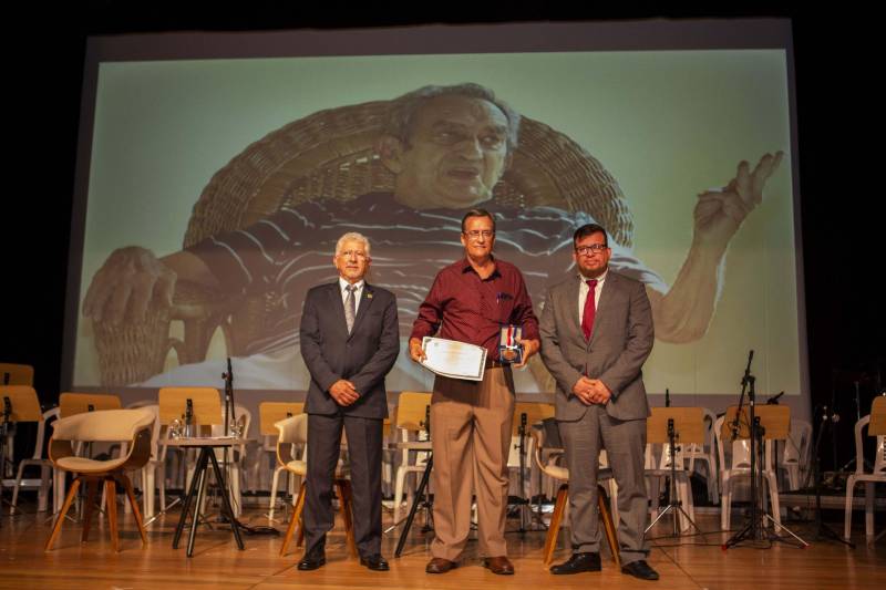 Cerimônia de comemoração dos 25 anos da Uepa (Jubilei de prata) e entrega de título de doutor Honoris Causa ao médico, folclorista e ambientalista Camillo Vianna. O evento foi realizado na noite desta terça-feira, 29, no auditório do Sesi, em Belém.
Na foto, Flávio Vianna, filho do médico Camillo Vianna.
FOTO: NAILANA THIELY / ASCOM UEPA
DATA: 29.05.18
BELÉM - PARÁ <div class='credito_fotos'>Foto: Nailana Thiely / Ascom Uepa | <a href='/midias/2018/originais/22463ba1-77da-473e-802d-726f38a34522.jpg' download><i class='fa-solid fa-download'></i> Download</a></div>
