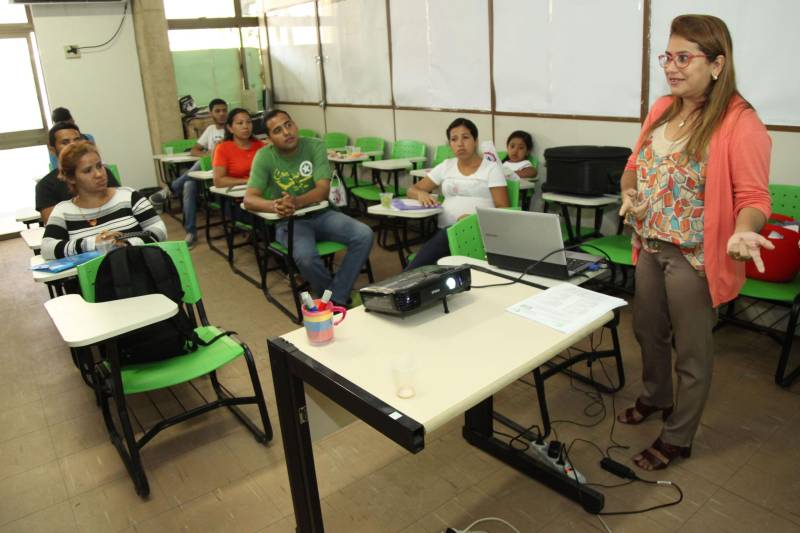 Na manhã desta terça-feira (6), o Governo do Estado, através da SEJUDH, em parceira com o Instituto Federal do Pará deu inicio ao curso de capacitação em Língua Portuguesa como língua estrangeira para imigrantes que estão em situação de refúgio e estadia permanente na capital paraense. Já a professora de Português – Espanhol do IFPA Nanci Cartáneges (foto) que será responsável pelas aulas, neste primeiro contato observou o nível de conhecimento do português dos estrangeiros.
FOTO: WAGNER ALMEIDA / ASCOM SEJUDH
DATA: 06.11.2018
BELÉM - PARÁ <div class='credito_fotos'>Foto: Wagner Almeida/ Ascom Sejudh | <a href='/midias/2018/originais/2248eb48-c429-4d66-85d7-e372a183958c.jpg' download><i class='fa-solid fa-download'></i> Download</a></div>