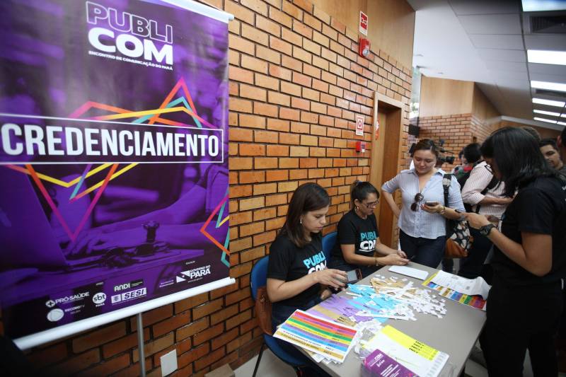 A Secretaria de Comunicação do Estado ( Secom) deu início na tarde desta segunda-feira (11), no Ginásio do Sesi, ao Publicom Belém (foto). Criado em 2013 , o Publicom é um Encontro de Comunicação voltado para profissionais e estudantes do Pará, um compromisso assumido pela secretaria de discutir a Comunicação em todos os cantos do Estado. Ao longo de cinco anos, o evento já passou por Belém, Altamira, Bragança, Breves, Marabá, Paragominas, Parauapebas, Redenção, Santarém e Xinguara. Este ano, o Publicom já esteve em Breves, Altamira e Marabá. “Colocamos como desafio realizar 4 edições do Publicom em apenas 6 meses, e estamos concluindo isso. Contemplamos todas as macro-regiões do Estado, levando qualificação, reflexão e um debate sobre como é feita a comunicação, hoje, no Brasil e no Pará, e como os profissionais de comunicação podem fazer para melhorar cada vez mais. A Secretaria de Comunicação é uma secretaria que valoriza as políticas públicas e o Publicom veio para reforçar isso", destacou o secretário de Estado de Comunicação, Daniel Nardin.
FOTO: MÁCIO FERREIRA / AG. PARÁ
DATA: 11.06.2018
BELÉM - PARÁ <div class='credito_fotos'>Foto: MÁCIO FERREIRA/ AG. PARÁ | <a href='/midias/2018/originais/224cc4ba-6ada-4150-b9af-94eaca6e7268.jpg' download><i class='fa-solid fa-download'></i> Download</a></div>