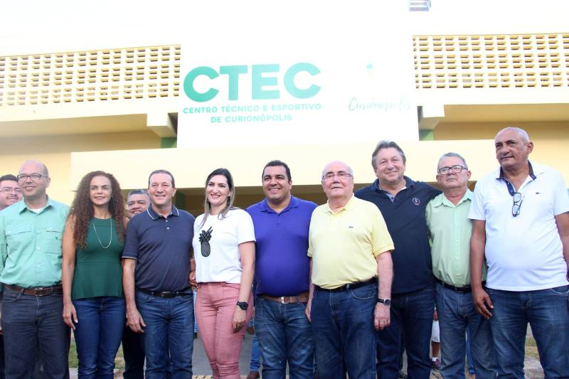 O aniversário do município de Curionópolis, nesta quinta-feira, 10 de maio, foi comemorado com shows, inaugurações e assinatura de convênio com o Governo do Pará para a implantação da iluminação do trecho urbano da PA-257. A obra tem investimento estadual de R$ 2.705.099,00. A secretária de Municípios Sustentáveis, Izabela Jatene, representou o governador Simão Jatene na cerimônia. A programação iniciou com a inauguração de obras municipais, como o Centro Técnico e Esportivo de Curionópolis (foto) e a Praça da Juventude. Um bolo de 30 metros e os parabéns entoados pela população deram o tom da comemoração.
FOTO: ANTONIO MACEDO / DIVULGAÇÃO
DATA: 10.05.2018
CURIONÓPOLIS - PARÁ <div class='credito_fotos'>Foto: ANTONIO MACEDO / DIVULGAÇÃO | <a href='/midias/2018/originais/225422a6-6385-43ab-a1fb-8d381041c426.jpg' download><i class='fa-solid fa-download'></i> Download</a></div>