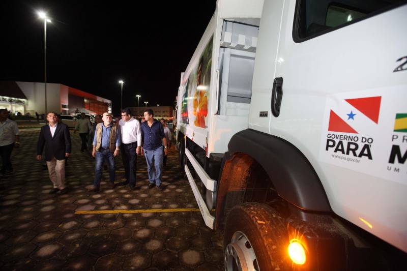 O Governador do Estado, Simão Jatene, também entregou para a região mais de 90 viaturas (foto) , 65 caminhonetes e 27 carros utilitários (pálios weekend), com destaque para duas da patrulha rural e uma para ronda escolar específica para Marabá. O Secretário de Estado de Segurança Pública, Luiz Fernandes, ressaltou que os veículos vão substituir a frota nas regiões sul e sudeste. “Surgiu uma demanda do policiamento rural, e já uma semana depois, por determinação do governador, já trouxemos as viaturas e já temos o policiamento disponível para fazer esse patrulhamento, que vai iniciar na região sudeste, mas se estenderá para a região sul e nordeste do estado. Hoje estamos substituindo toda a frota de veículos da região sul e sudeste, além disso o governador determinou onde tiver policiamento vai ter uma viatura, e já foi apresentado para a região os novos policiais que tomaram posse, nós não temos mais nenhum município sem delegado”, pontuou. Outras conquistas citada pelo Secretário da SEGUP foi o aumento do Núcleo de Apoio à Investigação e a criação de um conselho regional para acompanhar as ações de segurança pública. FOTO: SIDNEY OLIVEIRA / AG. PARÁ DATA: 06.04.2018 MARABÁ - PARÁ <div class='credito_fotos'>Foto: Sidney Oliveira/Ag. Pará | <a href='/midias/2018/originais/22554335-8583-4405-9a4c-15e5aa73e148.jpg' download><i class='fa-solid fa-download'></i> Download</a></div>