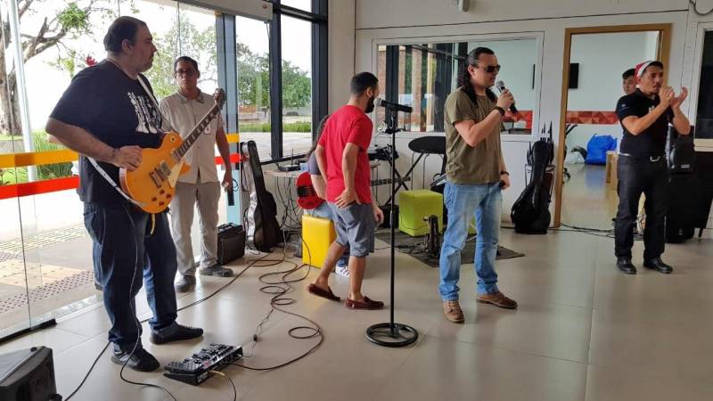 Muita emoção, alegria e diversão marcaram a confraternização de Natal promovida pelo Centro Integrado de Inclusão e Reabilitação (CIIR), que reuniu centenas de pessoas, no sábado (22). Com a participação de colaboradores, usuários e acompanhantes de pacientes, o evento antecipou o Natal de todos que integram o complexo, inaugurado este ano, e que presta assistência de alta complexidade para Pessoas com Deficiência (PcD) física, mental, intelectual, visual e auditiva. Sem esconder sua emoção, o gestor do Centro de Reabilitação, José Neto, afirma que a primeira confraternização foi além da expectativa. “A emoção tomou conta dos colaboradores, usuários e/ou responsáveis. Foi um misto de harmonia, carinho e alegria que contagiou todos. As pessoas, as apresentações, a festa si, tudo teve muito amor envolvido, evidenciando o verdadeiro espírito de Natal. Aqui, a inclusão se faz plena e sem qualquer diferença". Na foto, a Banda Acorda Alice.

FOTO: ASCOM / INDSH
DATA: 24.12.2018
BELÉM - PARÁ <div class='credito_fotos'>Foto: ASCOM / INDSH   |   <a href='/midias/2018/originais/225f8769-490a-4402-ad4a-5e947d6ca77b.jpg' download><i class='fa-solid fa-download'></i> Download</a></div>