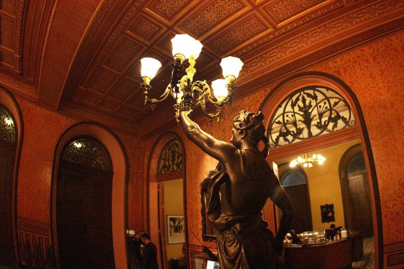 Os sons tradicionais de ritmos da Amazônia se misturaram com arranjos jazzísticos na noite de quinta-feira (15), no concerto “Celebrando o Theatro da Paz e Waldemar Henrique”, realizado pela Amazônia Jazz Band para comemorar os 140 anos do teatro e os 113 anos do maestro paraense, um dos mais importantes do país. Com a regência do maestro Nelson Neves, a noite teve uma convidada especial que encantou a plateia com seu tom de voz, a cantora Simone Almeida. O evento foi uma realização do Governo do Estado do Pará, por meio da Secretaria de Estado de Cultura (Secult) e da Academia Paraense de Música (APM). Para começar o espetáculo, “Foi Boto, Sinhá”, composição de Waldeco - como é carinhosamente chamado o regente e compositor - com arranjo de Tynnoko Costa, já arrebatou o público: sons de pássaros, barulhos de folhagens em movimento, de água. Um pouco da floresta era possível ouvir, de forma instrumental, em excelente execução dos músicos da big band. Logo depois, uma composição norte-americana deu o tom da noite de gala. Com sonoridade marcante, “The Phat Pack”, de Gordon Goodwin, mostrou como o jazz clássico pode combinar com a sonoridade da nossa região.
FOTO: CARLOS SODRÉ / AG PARÁ
DATA: 16.02.2018
BELÉM - PARÁ <div class='credito_fotos'>Foto: CARLOS SODRÉ / AG. PARÁ | <a href='/midias/2018/originais/22631b54-bcb2-4c19-bbb4-6a32e4ab7315.jpg' download><i class='fa-solid fa-download'></i> Download</a></div>