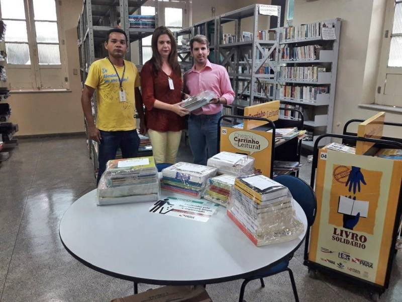Hospitais parceiros do projeto Livro Solidário, coordenado pela Imprensa Oficial do Estado (IOE), receberam, na manhã desta quarta-feira, 21, cerca de mil livros (foto) para compor o projeto “Carrinhos de Leitura” ou ajudar nas ações desenvolvidas pelos hospitais. Os hospitais beneficiados foram a Fundação Hospital de Clínicas Gaspar Vianna; Ophir Loyola; Oncológico Infantil Octávio Lobo; Fundação Santa Casa de Misericórdia do Pará; Público Estadual Galileu (HPEG); Regional Dr. Abelardo Santos (HRAS); a Casa Ronald McDonald - que oferece atendimento às crianças e adolescentes com câncer, incluindo as famílias-, e o Núcleo de Acolhimento do Enfermo Egresso (NAEE), ligado ao Hospital Ophir Loyola. Cada hospital recebeu um kit contendo cerca de 100 livros novos.
FOTO: ASCOM / IOE
DATA: 21.03.2018
BELÉM - PARÁ <div class='credito_fotos'>Foto: ASCOM IOE | <a href='/midias/2018/originais/226d531b-43ab-4001-873d-a841c737d28b.jpg' download><i class='fa-solid fa-download'></i> Download</a></div>