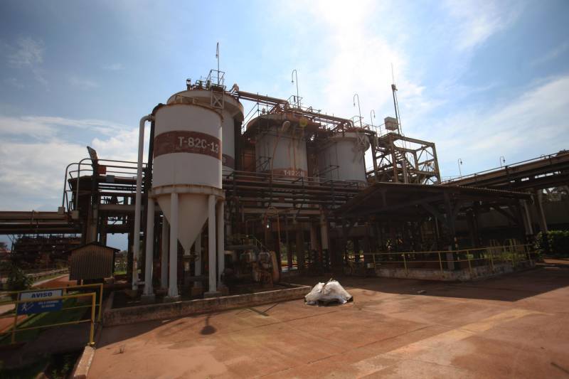 Por conta do não cumprimento do prazo de 48 horas dado pelo Governo do Estado para que a Hydro (foto) reduzisse os níveis das bacias de resíduos ao nível de pelo menos um metro, a Secretaria de Meio Ambiente e Sustentabilidade (Semas) notifica a empresa, na manhã desta terça-feira (27), com a determinação de que reduza a produção da refinaria em 50%. A Semas também triplicará a multa definida anteriormente, cumprindo a legislação ambiental em vigor, chegando a cerca de R$ 1 milhão por dia de descumprimento (300 mil Unidades de Padrão Fiscal). A empresa informou formalmente que reduziu os índices, mas não integralmente no total determinado de um metro. A determinação de redução emitida pela Semas reforça ainda que devem ser mantidos e ampliados os esforços para tratamento dos efluentes e de redução dos níveis das bacias. As equipes da Semas permanecem em campo 24 horas, trabalhando em conjunto com a Defesa Civil e outros órgãos, monitorando a situação.
FOTO: IGOR BRANDÃO / AG. PARÁ
DATA: 24.02.2018
BARCARENA - PARÁ <div class='credito_fotos'>Foto: IGOR BRANDÃO / AG. PARÁ | <a href='/midias/2018/originais/226f0558-8c7b-4671-8824-25ef317ba16f.jpg' download><i class='fa-solid fa-download'></i> Download</a></div>
