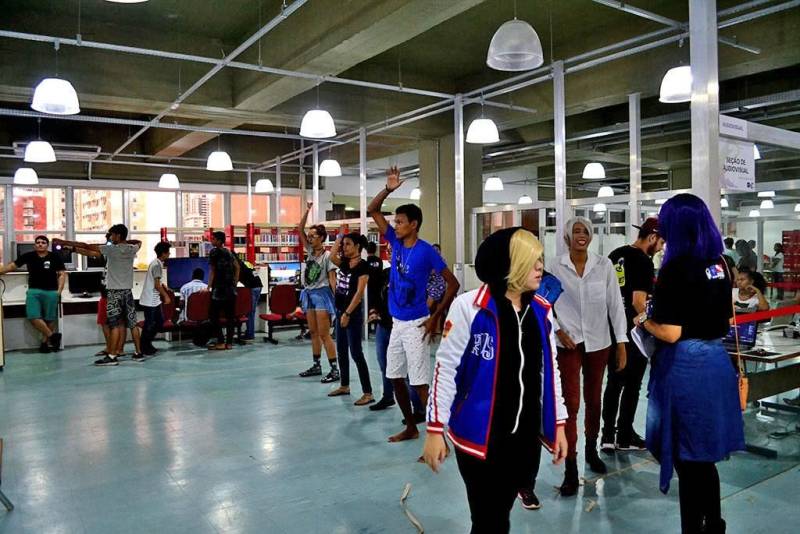 O grupo +GEEK, por meio de uma parceria com a Fundação Cultural do Pará (FCP), realizará o evento de cultura nerd +HERO DAY, com oficinas, palestras e jogos à disposição do público, gratuitamente. A programação começará na quinta-feira (22), das 14 às 19 h, e será encerrada no sábado (24). Os termos nerd e geek já fazem parte da realidade da maioria dos jovens, e estão inseridos em um dos mercados que mais crescem no mundo. Referem-se a jogos, histórias em quadrinhos, livros, filmes e séries, geralmente ligados à fantasia ou ficção científica. As fantasias, ou cosplays, também ganham destaque em eventos como esse, quando os frequentadores se vestem como seus personagens preferidos.
FOTO: ASCOM / FCP
DATA: 20.03.2018
BELÉM - PARÁ <div class='credito_fotos'>Foto: ASCOM FCP | <a href='/midias/2018/originais/22740fea-98f7-45bb-8851-51b5f6c2be66.jpg' download><i class='fa-solid fa-download'></i> Download</a></div>